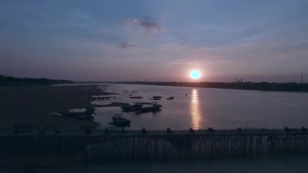 Panoramica Aerea Auto Moto Che Attraversano Ponte Bambù Fiume Tramonto — Video Stock