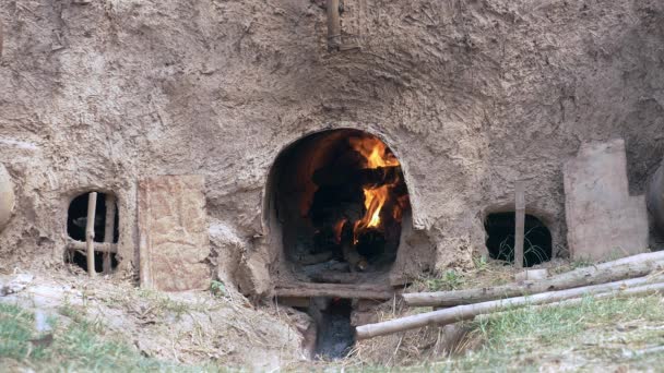 タバコの葉の乾燥小屋の中の暖炉のクローズ アップ 火たばこが 日間プロセスやタバコによっての 週間かかります — ストック動画