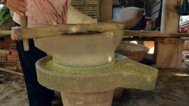 yeşil fasulye çektirmek millstone ele döndü kullanan kadın 