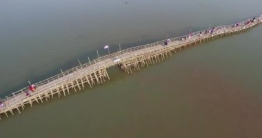 bir nehir ve insanlar bambu köprüden yürüyerek bu geçiş manzarası yükselen devirme dron kadeh