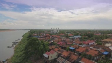 Hava dron vurdu: bir köy Nehri boyunca üzerinde uçan. Fon olarak beyaz Camii 