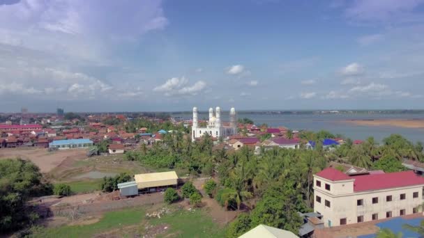 Воздушный Статический Вид Азиатский Город Белой Мечетью Рядом Рекой — стоковое видео