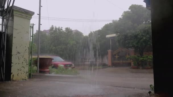 Сильний Дощ Вулиці Дощова Вода Падає Ринви Землю — стокове відео