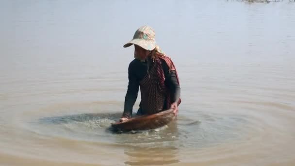 Kvinna Grunda Vatten Blötläggning Och Sortering Musslor Bambu Korg Och — Stockvideo
