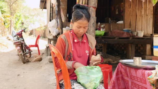 Penjual Kima Menghitung Uangnya Telah Membuat Untuk Hari Itu Pasar — Stok Video