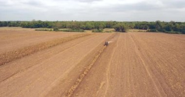 Hava dron vurdu: geri kalıp yönetim kurulu Saban bir alanda çekerek traktör üzerinde sinek. Mısır hasat alanı sonra kalan SAP.