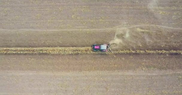 Luftaufnahme Eines Traktors Der Einen Schimmelbrettpflug Auf Einem Feld Zieht — Stockvideo