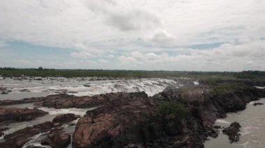 Anteni: basamaklı şelalenin dizi ortaya doğru uç. Mekong Nehri üzerinde engebeli ve keskin kayalar döker ve elli ayak veya daha daha çalkantılı ve çalkalama rapids içine düşer.