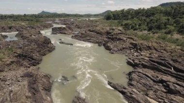 Hava: geri basamaklı şelalenin bir dizi uçmak. Mekong Nehri üzerinde engebeli ve keskin kayalar döker ve elli ayak veya daha daha çalkantılı ve çalkalama rapids içine düşer.