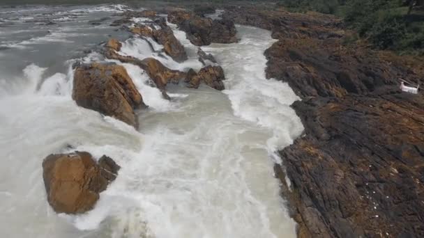 在一系列瀑布瀑布之上的低空飞行 湄公河倾倒在崎岖的岩石上 在50英尺或更远的地方倾泻成更动荡 更翻腾的急流 — 图库视频影像
