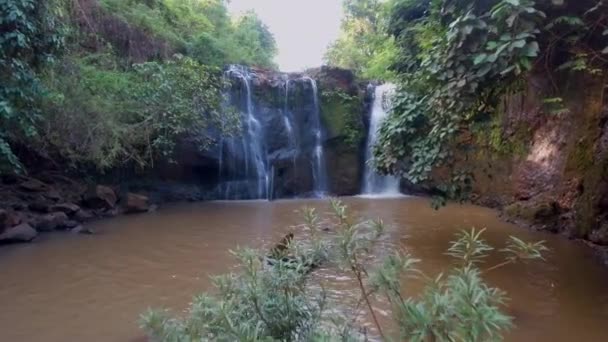 Drone Weergave Vliegen Een Prachtige Kleine Waterval Stroom Van Water — Stockvideo