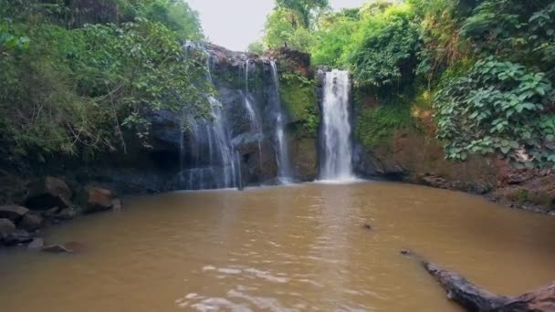 无人机静态景观的一个美丽的小瀑布 从窗台上掉落的水流 然后扩散到下面的水池里 — 图库视频影像