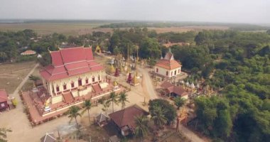 küçük köy ile geleneksel bir pagoda hava uçak atış.