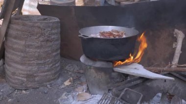 Bir yağ açık havada ev yapmak için domuz eti kaynar (yakın)