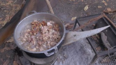 Bir yağ açık havada ev yapmak için domuz eti kaynar (yakın)