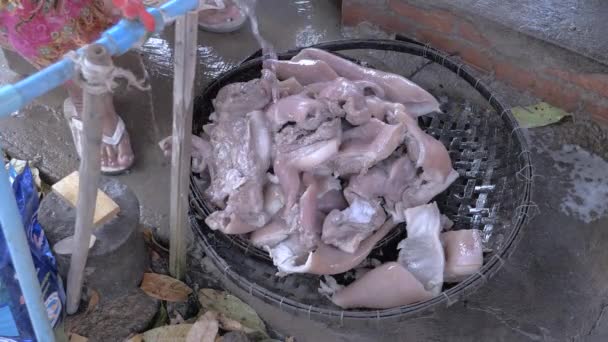 Stücke Schweineschwarte Bambuskorb Waschen Mit Klarem Wasser Nahaufnahme — Stockvideo