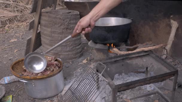 Uomo Prendere Cracklings Maiale Fuori Dalla Pentola Metterli Cesto Bambù — Video Stock