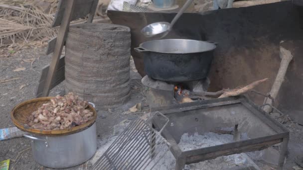 Domuz Eti Cracklings Bambu Sepet Içinde Üzerine Sıvı Yağ Dökerek — Stok video