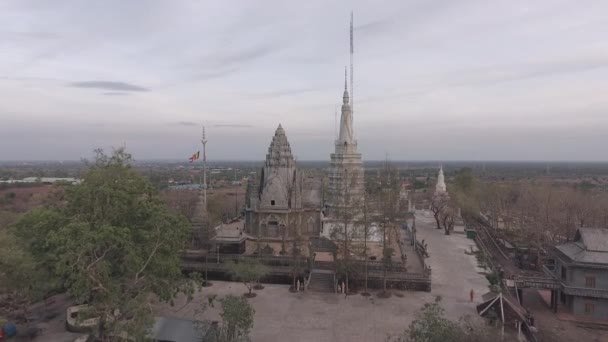 Aerial Drone Shot Voando Direção Templos Budistas Sob Céu Mal — Vídeo de Stock