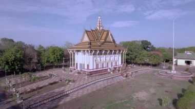Hava dron vurdu: mavi gökyüzü altında geleneksel bir pagoda doğru uçan