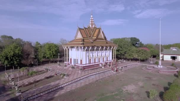 Hava Dron Vurdu Mavi Gökyüzü Altında Geleneksel Bir Pagoda Doğru — Stok video