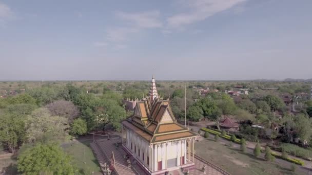 Воздушный Дрон Пролетел Над Традиционной Пагодой Ясным Небом — стоковое видео