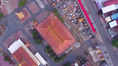 havai uçak atış geleneksel bir pagoda, binalar ve şehirde bir sokak