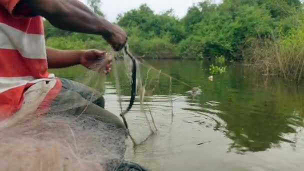 Pescador Proa Canoa Dugout Desacoplando Serpiente Agua Red — Vídeo de stock