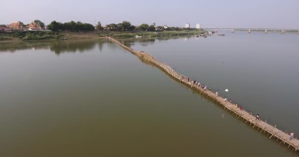 Luchtfoto Drone Schoot Vliegen Volk Lange Bamboe Brug Een Rivier — Stockvideo