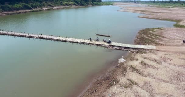 Aerial Strzał Panoramowanie Młodych Studentów Rowerach Małych Bambusa Most Nad — Wideo stockowe