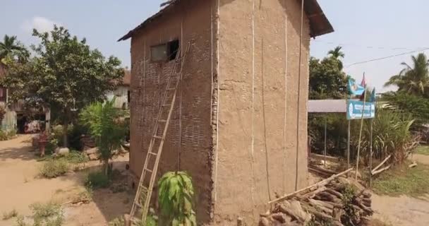 Повітряні Літати Вгору Над Тютюну Сарай Всередині Село — стокове відео