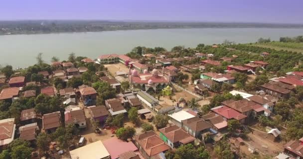 一个亚洲村庄的空中轨道射击与清真寺位于湄公河 — 图库视频影像