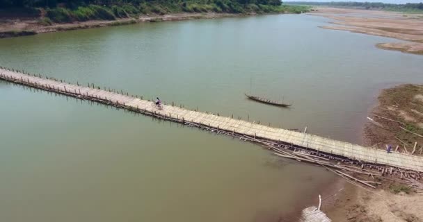 Aerial Strzał Panoramowanie Młody Student Roweru Jeżdżenie Małych Bambusa Most — Wideo stockowe