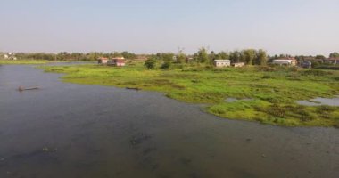 Küçük göldeki nilüfer tarlalarının havadan çekimini yaparken insanlar kanoda balık tutuyor..  