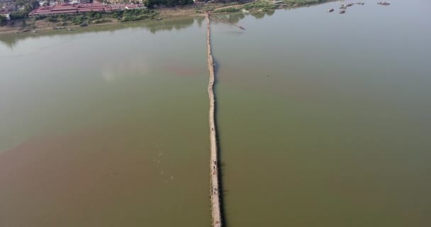 Inclinándose Desde Gente Que Cruza Largo Puente Bambú Sobre Río — Vídeos de Stock