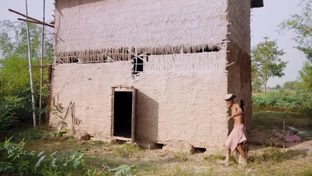 Человек Покрывает Грязью Всю Поверхность Табачного Сарая Нового Использования Восстановленный — стоковое видео