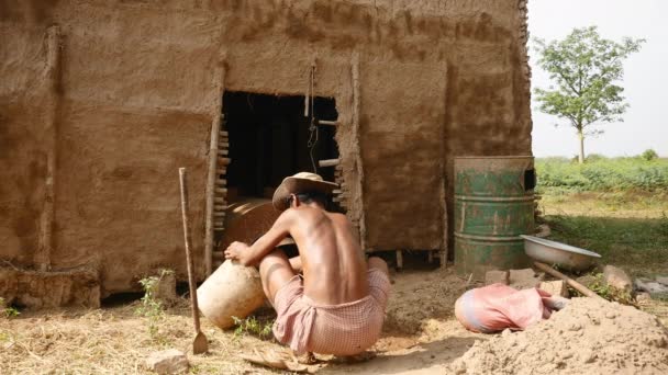 Man Filling Mud Bucket Restoring Dry Wall Tobacco Barn — Stock Video