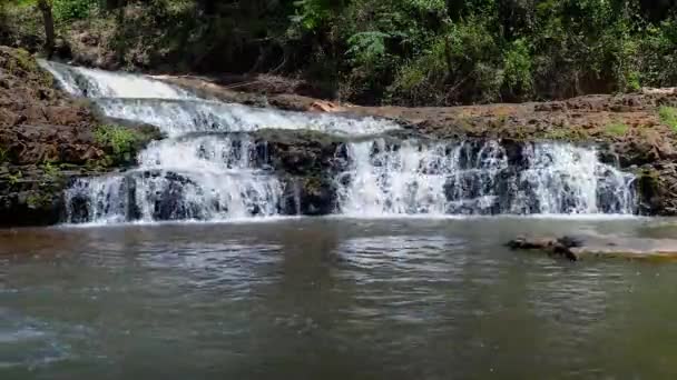 Close Van Waterval Stapelt Zich Een Dicht Bos Rond Watervallen — Stockvideo