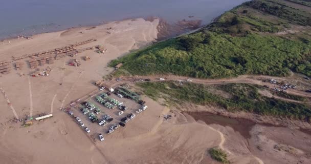 Patrząc Dół Samochody Parking Obok Słomy Domki Drewniane Bungalowy Rozłożone — Wideo stockowe