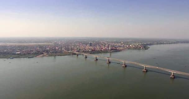 Vuelo Del Dron Sobre Puente Largo Sobre Río Mekong Con — Vídeo de stock