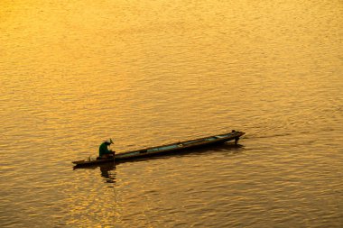 Balıkçı tekne nehrin ortasında.
