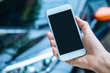 Kadın el Smartphone boş siyah perde ile tutarak.