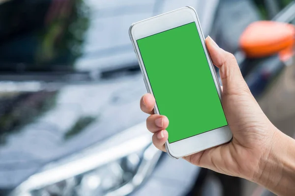 Kadın el Smartphone boş yeşil ekran ile tutarak.