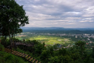 Mountain view çimen şehir ile.