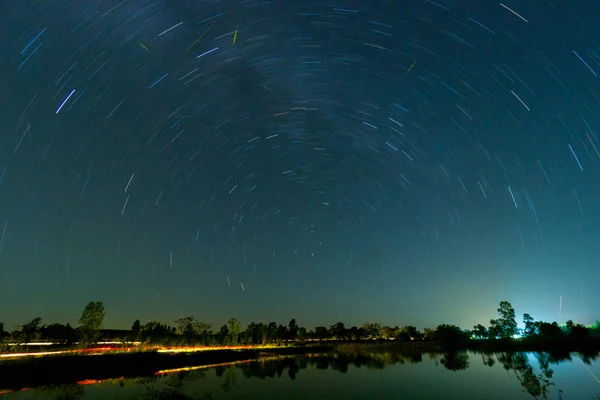 池の上夜空のスター トレイル — ストック写真