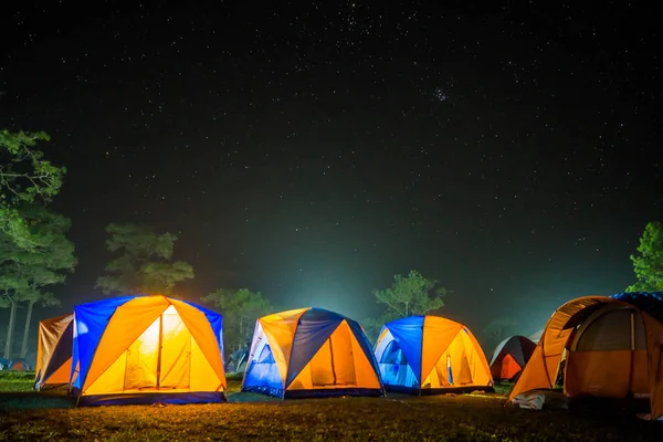 キャンプの観光と夜のシーンには星とテント — ストック写真