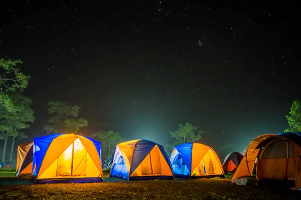 Kamping Turizm ve star adlı gece sahne ile çadır.