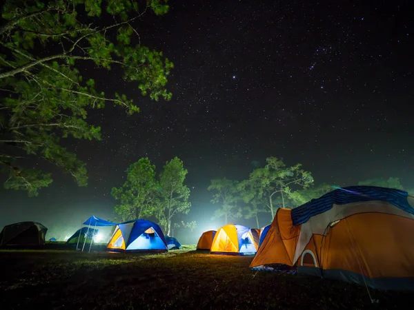 キャンプの観光と夜のシーンには星とテント — ストック写真