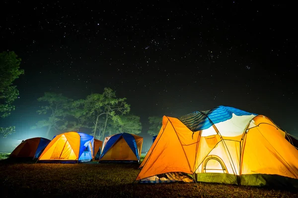 Kamping Turizm ve star adlı gece sahne ile çadır.