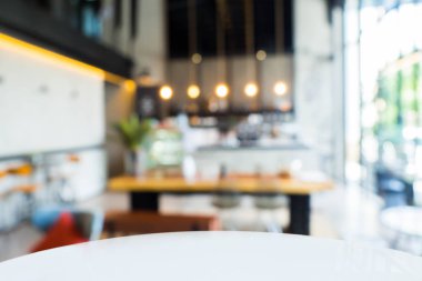 Bulanık arka plana sahip beyaz bir tablo.